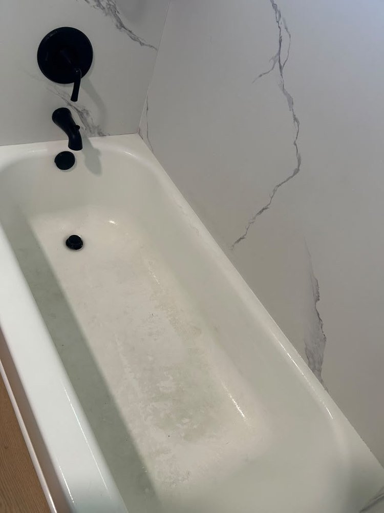 Bathtub before deep cleaning